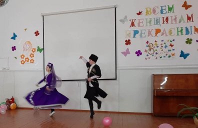 Артисты ДК г. Карабулак поздравили женщин с праздником