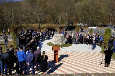 У мемориала памяти жертвам осетино-ингушского конфликта осени 92г.