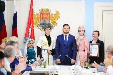 А.Абдурзаковой вручили Грамоту Главы г. Махачкалы