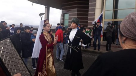 Чемпиона мира по греко-римской борьбе встречали зажигательной лезгинкой