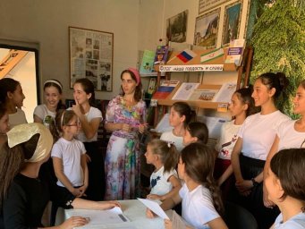 Дом культуры с.п. Плиево провел тематический вечер:" Гордо реет флаг России".