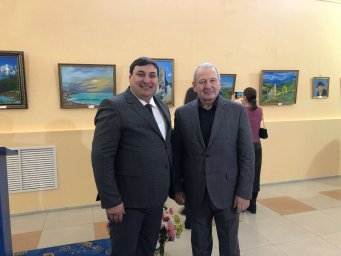 ​Директор РДНТ Алаудин Эсмурзиев принял участие в открытии персональной выставки художника Алихана Парова