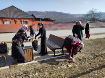 ​Работники Галашкинского Дома культуры провели субботник в родном селе