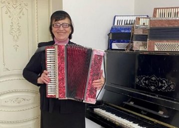 Гармонистка Зарема Калоева самозабвенно служит народному искусству