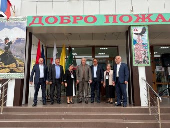 ​В Сунженском районном Доме культуры третий день голосования встретили лезгинкой и чаем из самовара