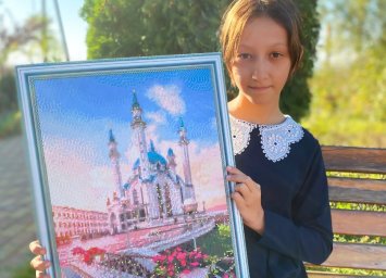 Юная художница из Али-Юрта создала уникальную картину в технике алмазной мозаики