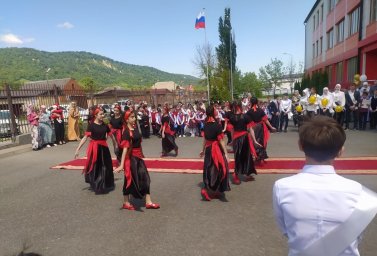 Ансамбль «Мужичи» блистал на празднике в Мужичинской школе №1