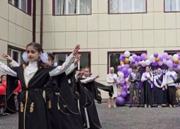​Детский хореографический ансамбль «Яндаре» ярко выступил на «Последнем звонке»