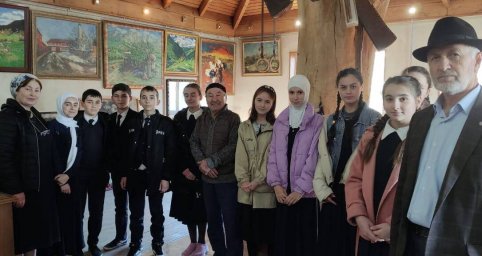 ​Воспитанники Дома культуры сельского поселения Верхние Ачалуки побывали в гостях у именитого художника