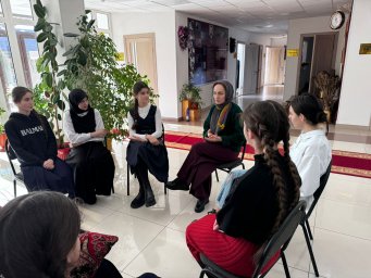 ​Со школьниками Яндаре провели беседу «Театр начинается с вешалки»