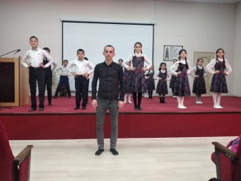 О тонкостях национального ингушского танца рассказал школьникам хореограф Дома культуры сельского поселения Яндаре