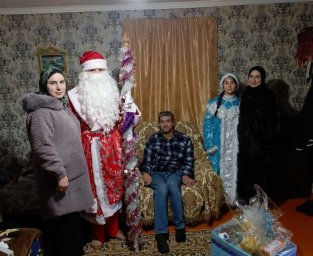​Накануне Нового года работники Галашкинского Дома культуры навестили своих односельчан