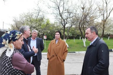 Министр культуры Залина Льянова передала детям-инвалидам из Троицкого дома-интерната подарки от Благотворительного фонда «САФМАР» Михаила Гуцериева