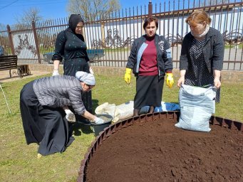​Работники Сунженского РДК увлеченно потрудились на субботнике