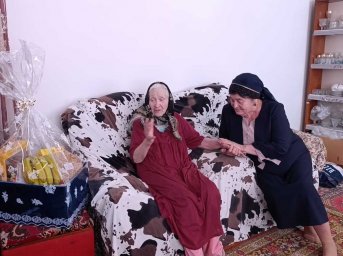 ​Коллектив Сунженского районного Дома культуры поздравил с праздником весны старейшего работника культуры Ингушетии
