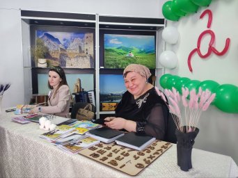 ​В Зязиков-Юрте прошла творческая встреча с детским поэтом Маккой Наурузовой и педагогом, графическим дизайнером Юлией Чаниевой