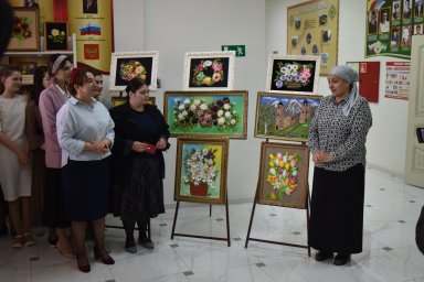 ​В Доме культуры с.п. Экажево открылась выставка «Лето в лентах»