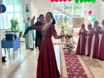Юные артисты поют и танцуют на избирательном участке в Алкуне