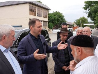 Сенатор Микаил Илезов проверил ход ремонта Дома культуры в селе Троицком