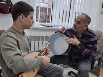 ​Юный музыкант из Ингушетии готовится к Всероссийской детской Фольклориаде