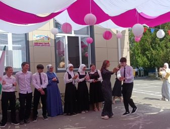 ​Творческий коллектив Сунженского районного Дома культуры выступил на школьных праздниках