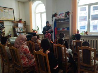 ​Юные жители Пседаха стали участниками тематического часа, посвященного Российскому триколору