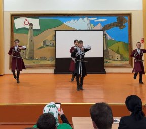 На открытии новой смены в детском оздоровительном лагере «Аьрзи» выступили юные артисты из Карабулакского Дома культуры