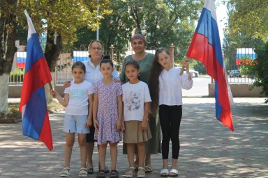 ​Флешмоб «Фото с флагом России» объединил юных жителей Ингушетии