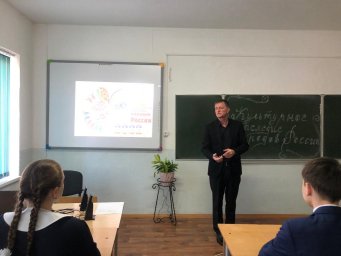 ​Методист Дома культуры города Карабулака рассказал школьникам о народной культуре