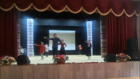 Школьники Ингушетии постигают тонкости национального танца