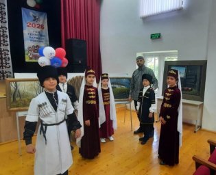 Школьники Яндаре встретились с художником Аюпом Цуроевым